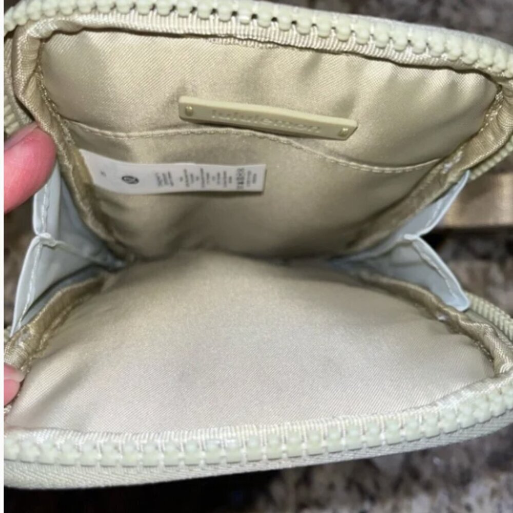 Lululemon Zip-top Crossbody Bag - Yellow Serpenti NWT - Picture 3 of 12